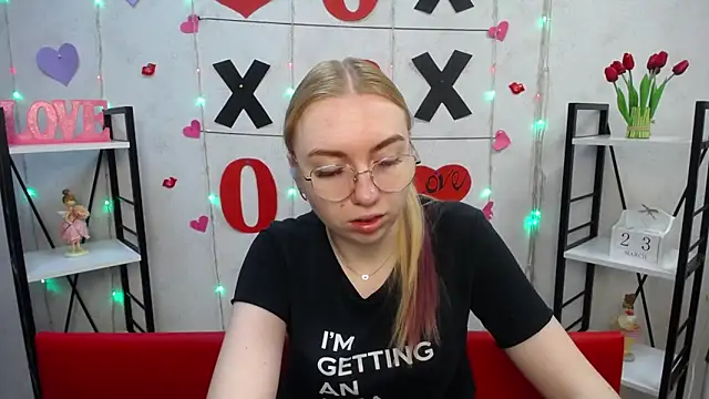 Snapshot of BeatriceFly chatting on 03.23.25 BeatriceFly online show from 03.23.25