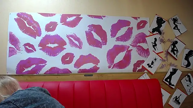 Snapshot of BeatriceFly chatting on 09.18.25 BeatriceFly online show from 09.18.25