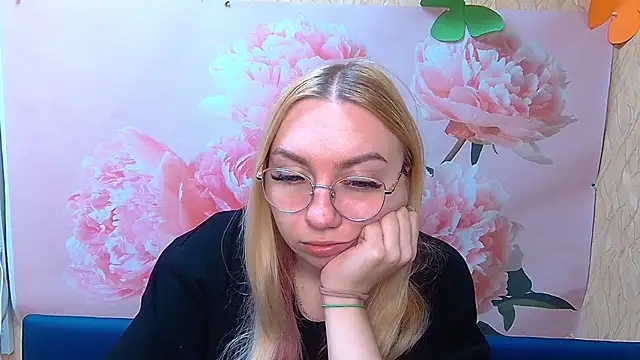 Snapshot of BeatriceFly chatting on 09.30.25 BeatriceFly online show from 09.30.25