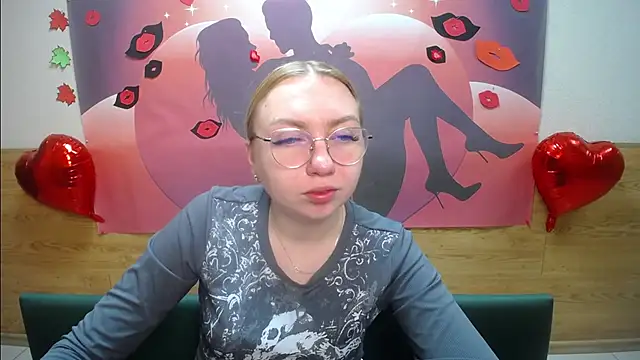 Snapshot of BeatriceFly chatting on 10.04.25 BeatriceFly online show from 10.04.25