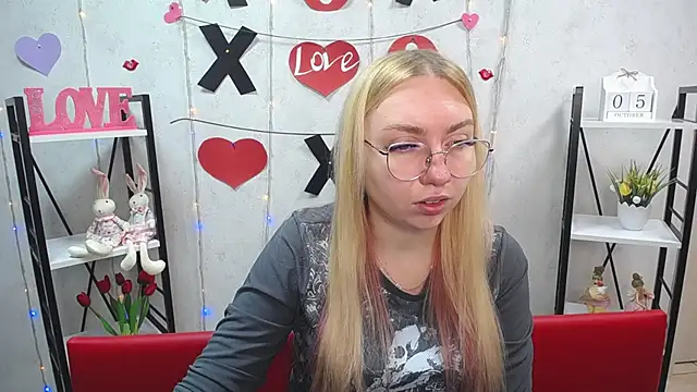 Snapshot of BeatriceFly chatting on 10.05.25 BeatriceFly online show from 10.05.25