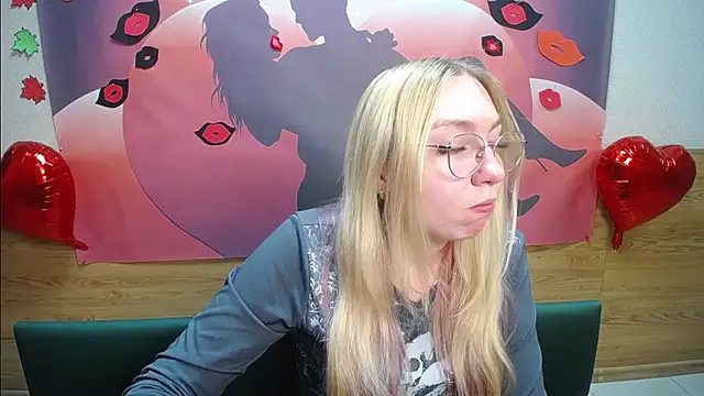 Snapshot of BeatriceFly chatting on 10.15.25 BeatriceFly online show from 10.15.25