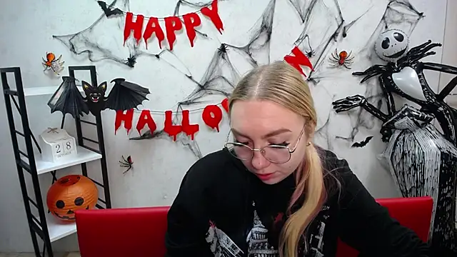 Snapshot of BeatriceFly chatting on 10.29.25 BeatriceFly online show from 10.29.25