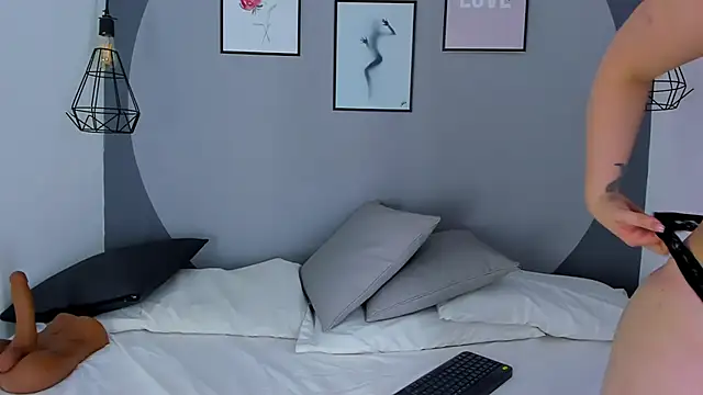 Hanna Moonlight  online show from 12.29.24