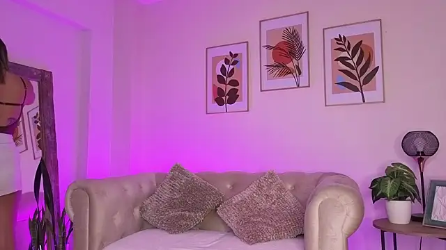 DahianaWalcott online show from 02.25.26