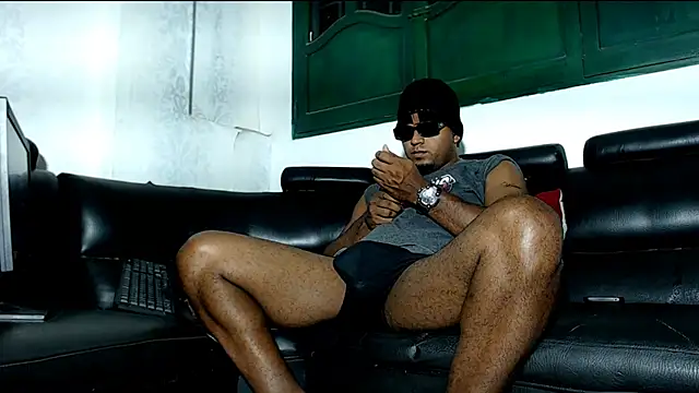 Snapshot of Deleon1995 chatting on 12.17.24 Deleon1995 online show from 12.17.24