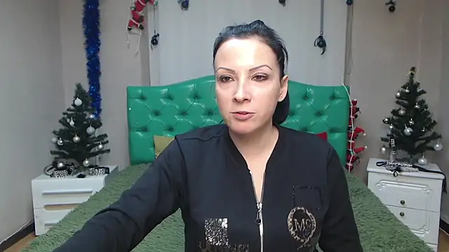 Snapshot of ElizabethSho chatting on 01.18.25 ElizabethSho online show from 01.18.25