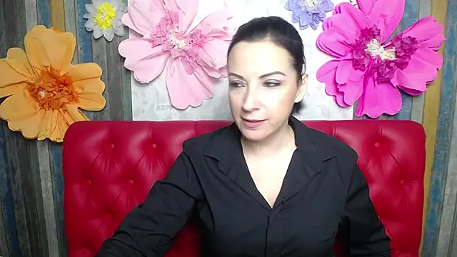 Snapshot of ElizabethSho chatting on 12.02.25 ElizabethSho online show from 12.02.25