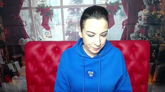 Snapshot of ElizabethSho chatting on 12.15.25 ElizabethSho online show from 12.15.25