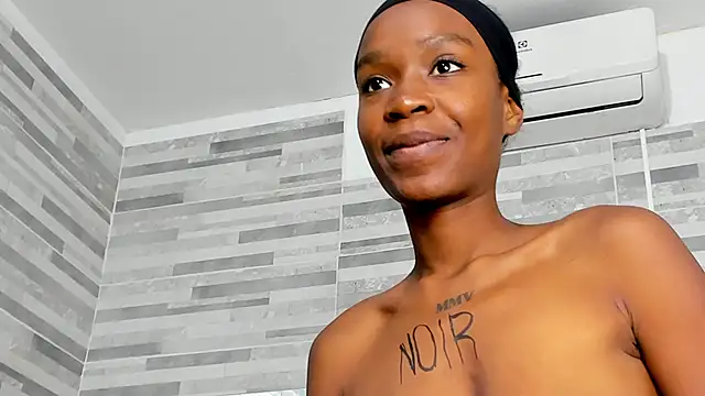 Snapshot of ebony_march chatting on 09.19.25 ebony march online show from 09.19.25