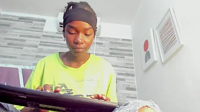 Snapshot of ebony_march chatting on 10.29.25 ebony march online show from 10.29.25