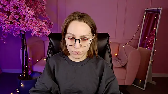 Snapshot of AphexQueen chatting on 03.07.25 AphexQueen online show from 03.07.25