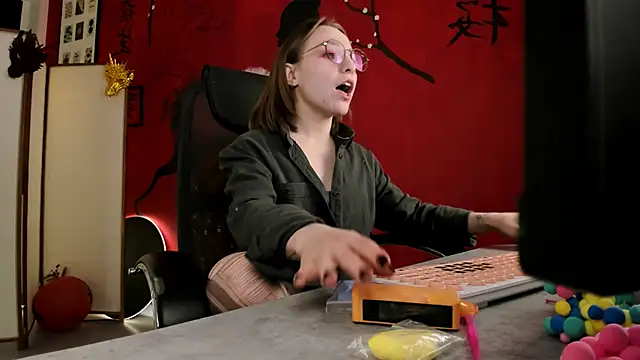 Snapshot of AphexQueen chatting on 03.08.25 AphexQueen online show from 03.08.25