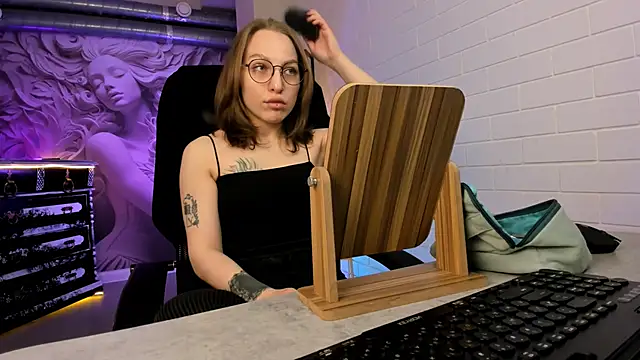 Snapshot of AphexQueen chatting on 11.02.25 AphexQueen online show from 11.02.25