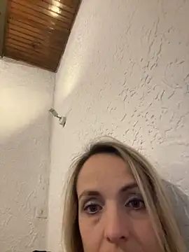 Snapshot of Annelibre chatting on 01.14.25 Annelibre online show from 01.14.25