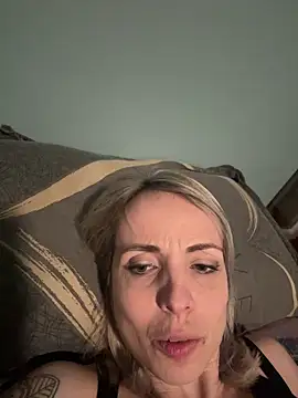 Snapshot of Annelibre chatting on 02.18.25 Annelibre online show from 02.18.25