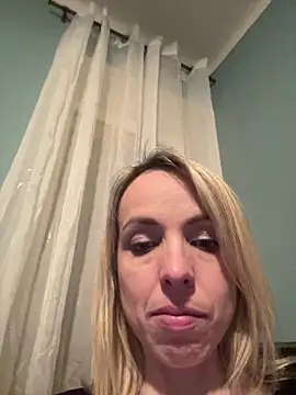 Snapshot of Annelibre chatting on 03.20.25 Annelibre online show from 03.20.25