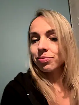 Snapshot of Annelibre chatting on 10.05.25 Annelibre online show from 10.05.25