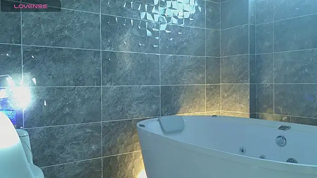 Snapshot of mikoto_urab chatting on 12.15.25 mikoto urab online show from 12.15.25