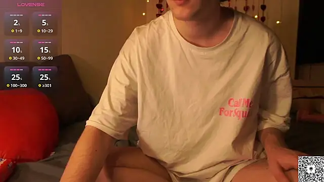 Snapshot of curlyboyy_ chatting on 02.14.25 curlyboyy online show from 02.14.25