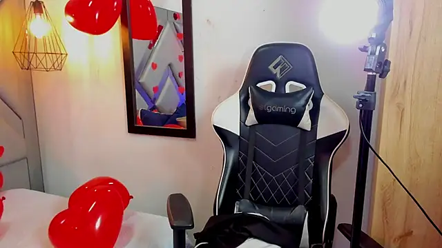 Snapshot of Nahomi-Hill chatting on 02.15.25 Nahomi-Hill online show from 02.15.25