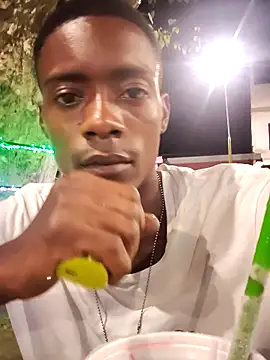 Snapshot of BeetledFlouter12 chatting on 12.20.25 BeetledFlouter12 online show from 12.20.25