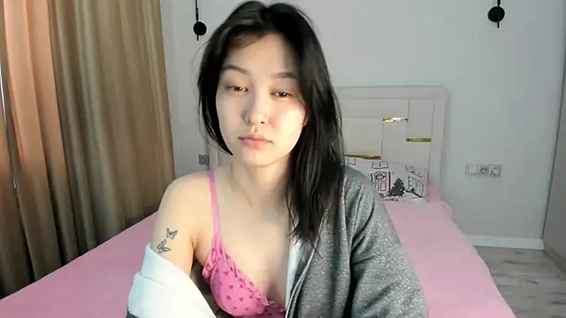 Lola Peach online show from 04.11.26