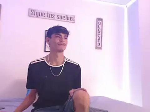 Snapshot of harrytomson_1 chatting on 12.30.24 harrytomson 1 online show from 12.30.24