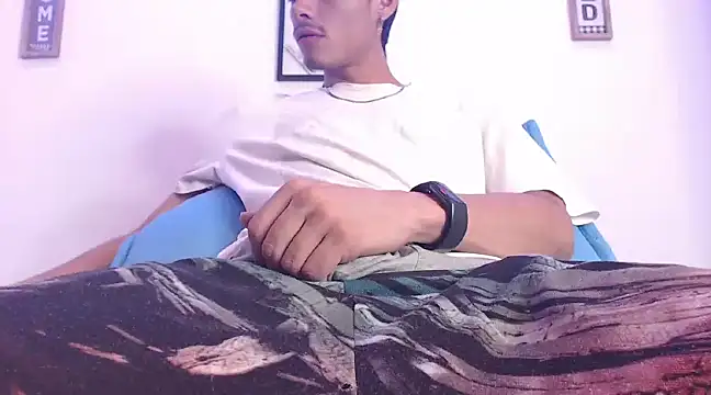 Snapshot of harrytomson_1 chatting on 02.15.25 harrytomson 1 online show from 02.15.25