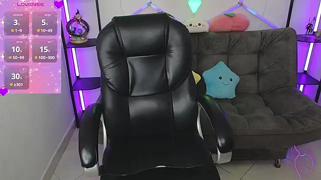 Snapshot of littlevixen18 chatting on 12.23.24 littlevixen18 online show from 12.23.24