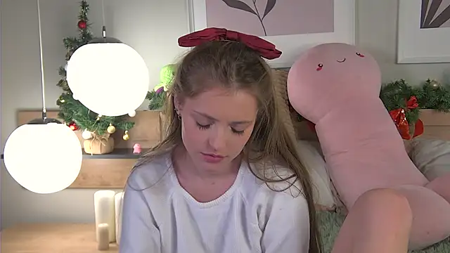 Snapshot of AshleyDouglas chatting on 12.21.24 AshleyDouglas online show from 12.21.24