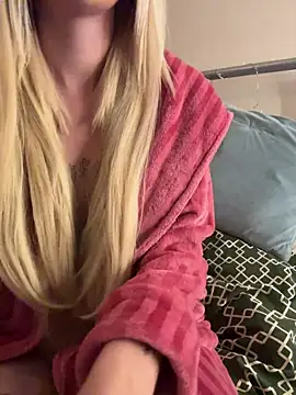 Snapshot of saskiapierce chatting on 10.19.25 saskiapierce online show from 10.19.25