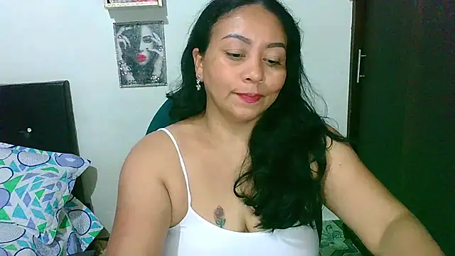 Snapshot of zaray_bella chatting on 04.28.26 zaray bella online show from 04.28.26