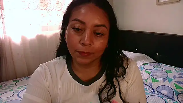 Snapshot of zaray_bella chatting on 06.06.26 zaray bella online show from 06.06.26