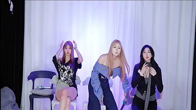 Snapshot of love_18_ chatting on 10.11.25 love 18 online show from 10.11.25