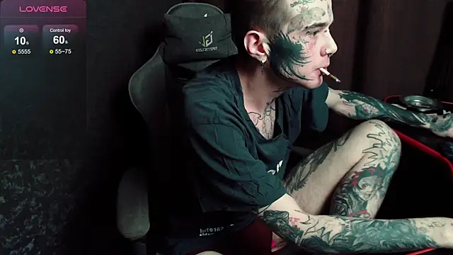 Snapshot of lonelycrystal chatting on 10.29.25 lonelycrystal online show from 10.29.25