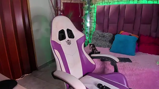 Snapshot of sweetyose chatting on 12.14.24 sweetyose online show from 12.14.24