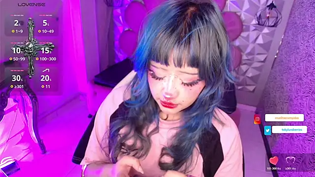 Snapshot of toky_doll chatting on 11.24.25 toky doll online show from 11.24.25