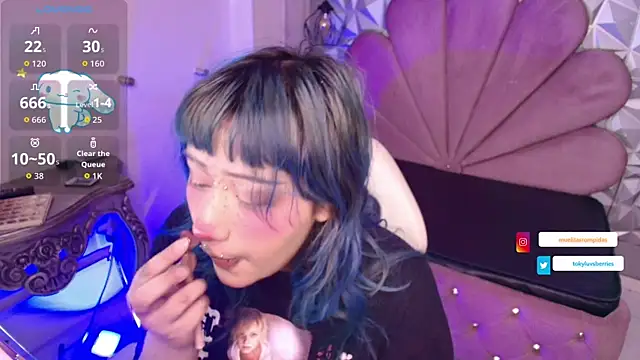 Snapshot of toky_doll chatting on 11.25.25 toky doll online show from 11.25.25