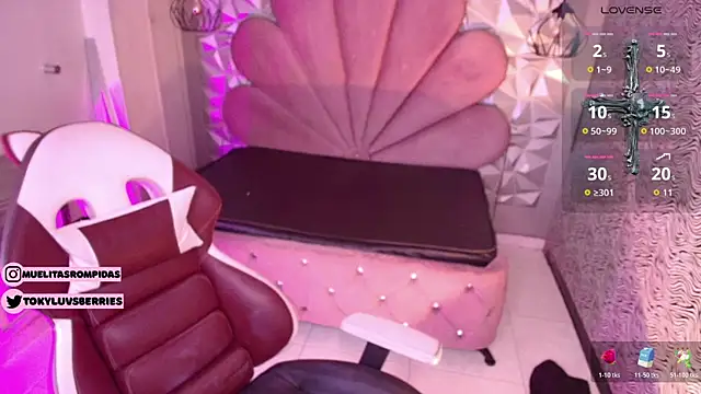 Snapshot of toky_doll chatting on 12.23.25 toky doll online show from 12.23.25