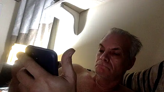 Snapshot of Hand69someguy chatting on 04.10.26 Hand69someguy online show from 04.10.26