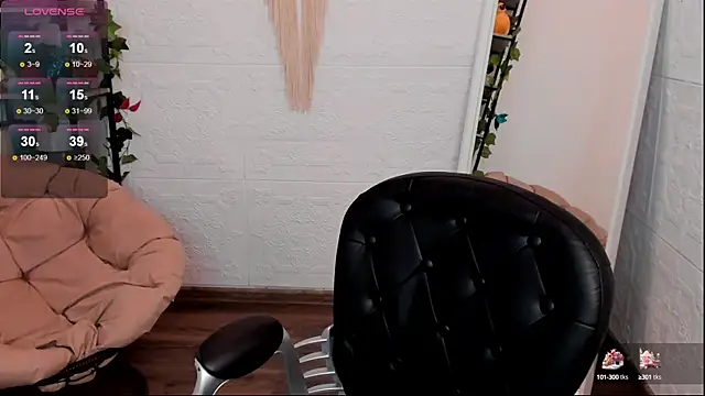 Snapshot of YaraKroft_ chatting on 02.08.25 YaraKroft online show from 02.08.25