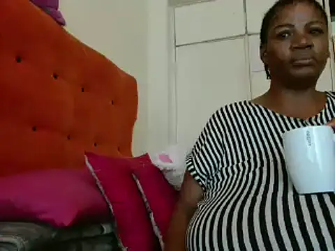 Snapshot of tinagiant chatting on 01.17.25 tinagiant online show from 01.17.25