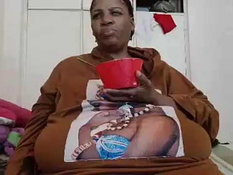 Snapshot of tinagiant chatting on 01.18.25 tinagiant online show from 01.18.25