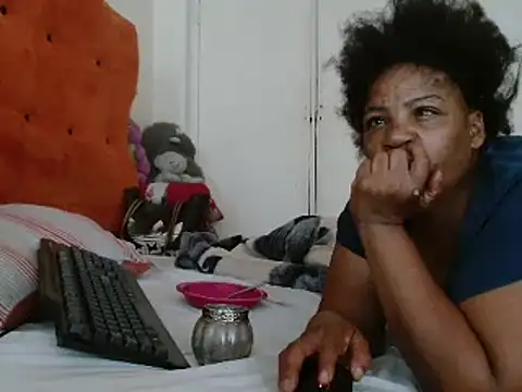 Snapshot of tinagiant chatting on 01.24.25 tinagiant online show from 01.24.25