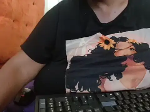 Snapshot of tinagiant chatting on 02.06.25 tinagiant online show from 02.06.25