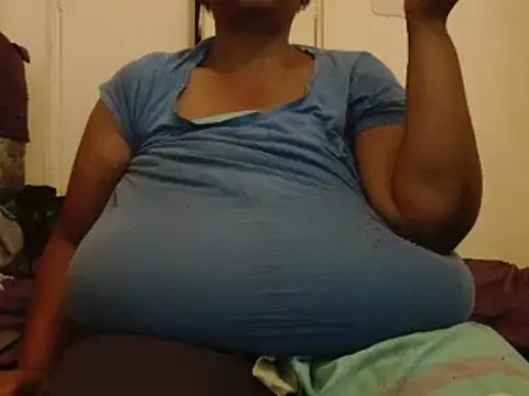 Snapshot of tinagiant chatting on 02.08.25 tinagiant online show from 02.08.25