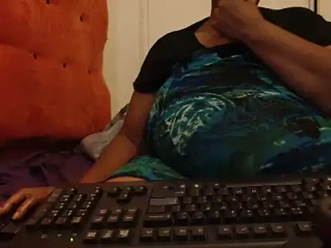 Snapshot of tinagiant chatting on 02.10.25 tinagiant online show from 02.10.25