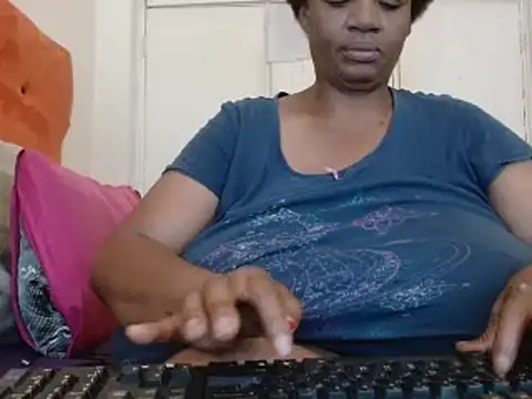 Snapshot of tinagiant chatting on 02.12.25 tinagiant online show from 02.12.25