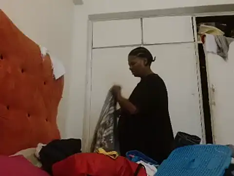 Snapshot of tinagiant chatting on 02.18.25 tinagiant online show from 02.18.25